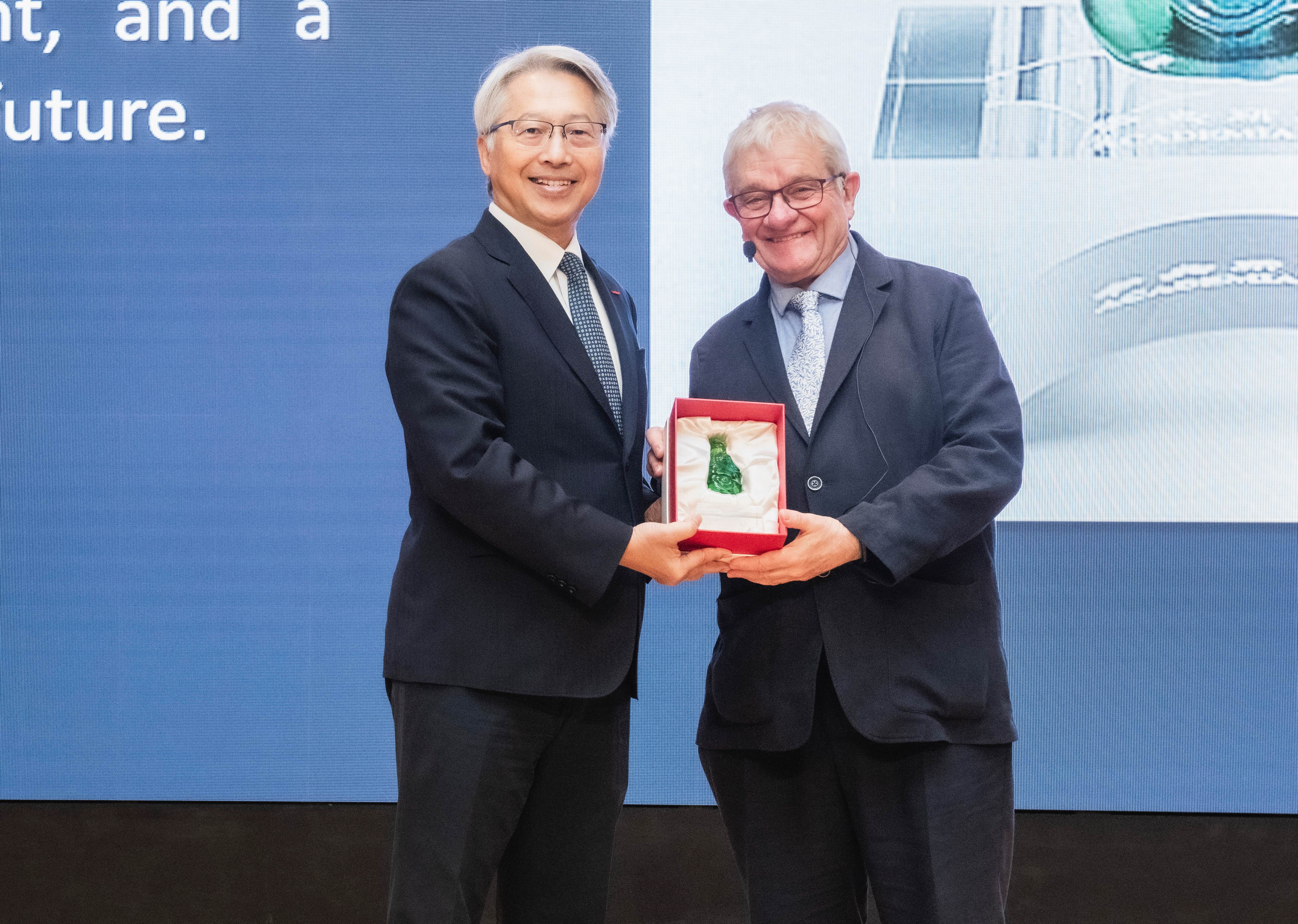 中研院廖俊智院長與保羅．納斯爵士(Sir Paul Nurse)合影。（圖片來源：中央研究院）